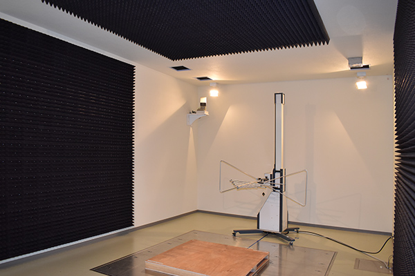 Electromagnetic anechoic chamber and sealed room